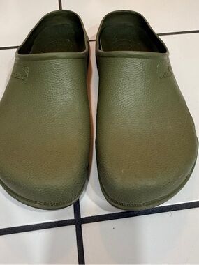 🌿 Gardener Rubber Clogs – Olive Green Waterproof Slip-On Garden Shoes